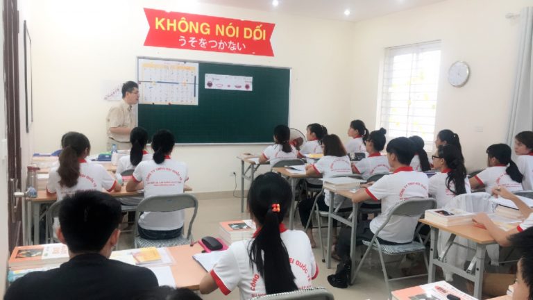 Giảng viên người Nhật và học sinh tại H2T